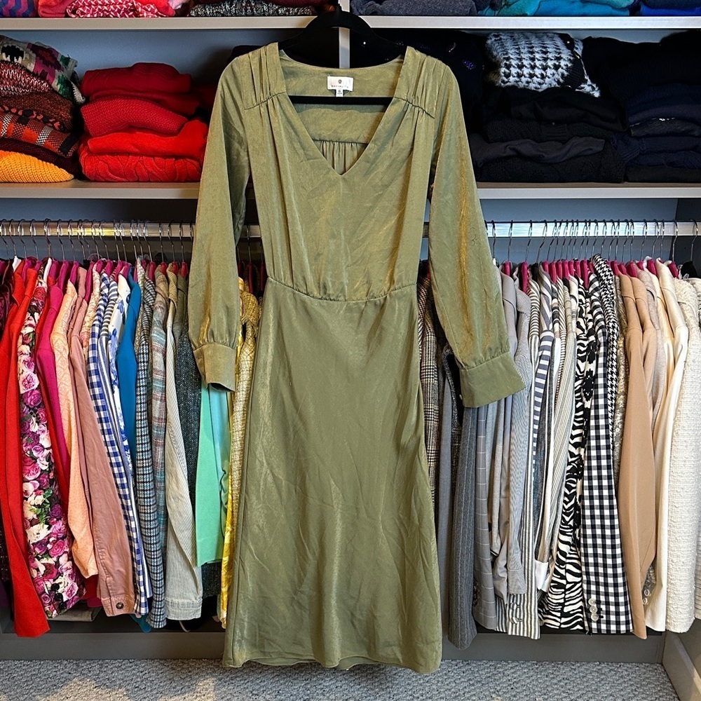 Socialite olive long sleeve v neck satin lined midi dress size XS